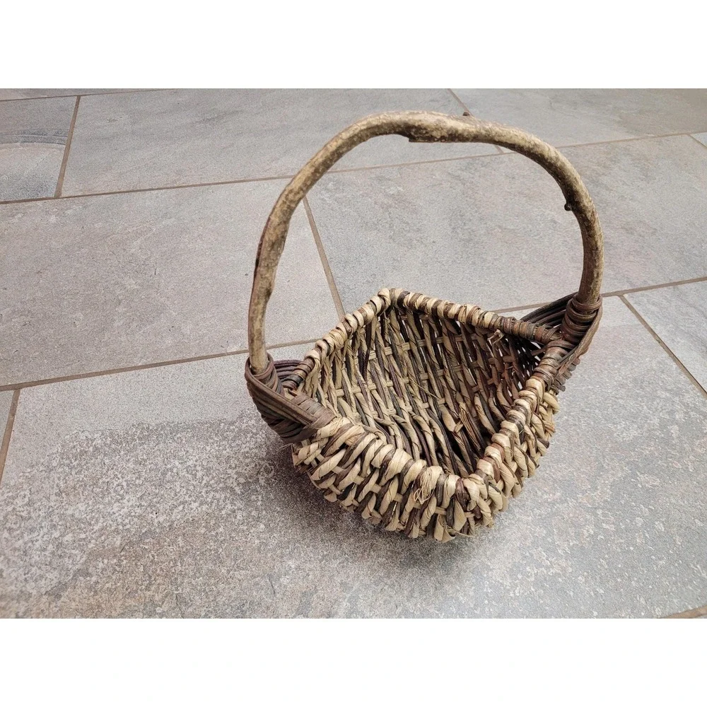 American Folk Primitive Twig Handle Buttocks Handwoven Gathering Basket Branch